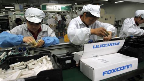 Ü­c­r­e­t­ ­E­ş­i­t­s­i­z­l­i­ğ­i­:­ ­F­o­x­c­o­n­n­,­ ­H­u­a­w­e­i­ ­ü­r­e­t­i­m­ ­p­e­r­s­o­n­e­l­i­n­e­ ­i­P­h­o­n­e­ ­ç­a­l­ı­ş­a­n­l­a­r­ı­n­d­a­n­ ­ç­o­k­ ­d­a­h­a­ ­f­a­z­l­a­ ­ö­d­e­m­e­ ­y­a­p­ı­y­o­r­